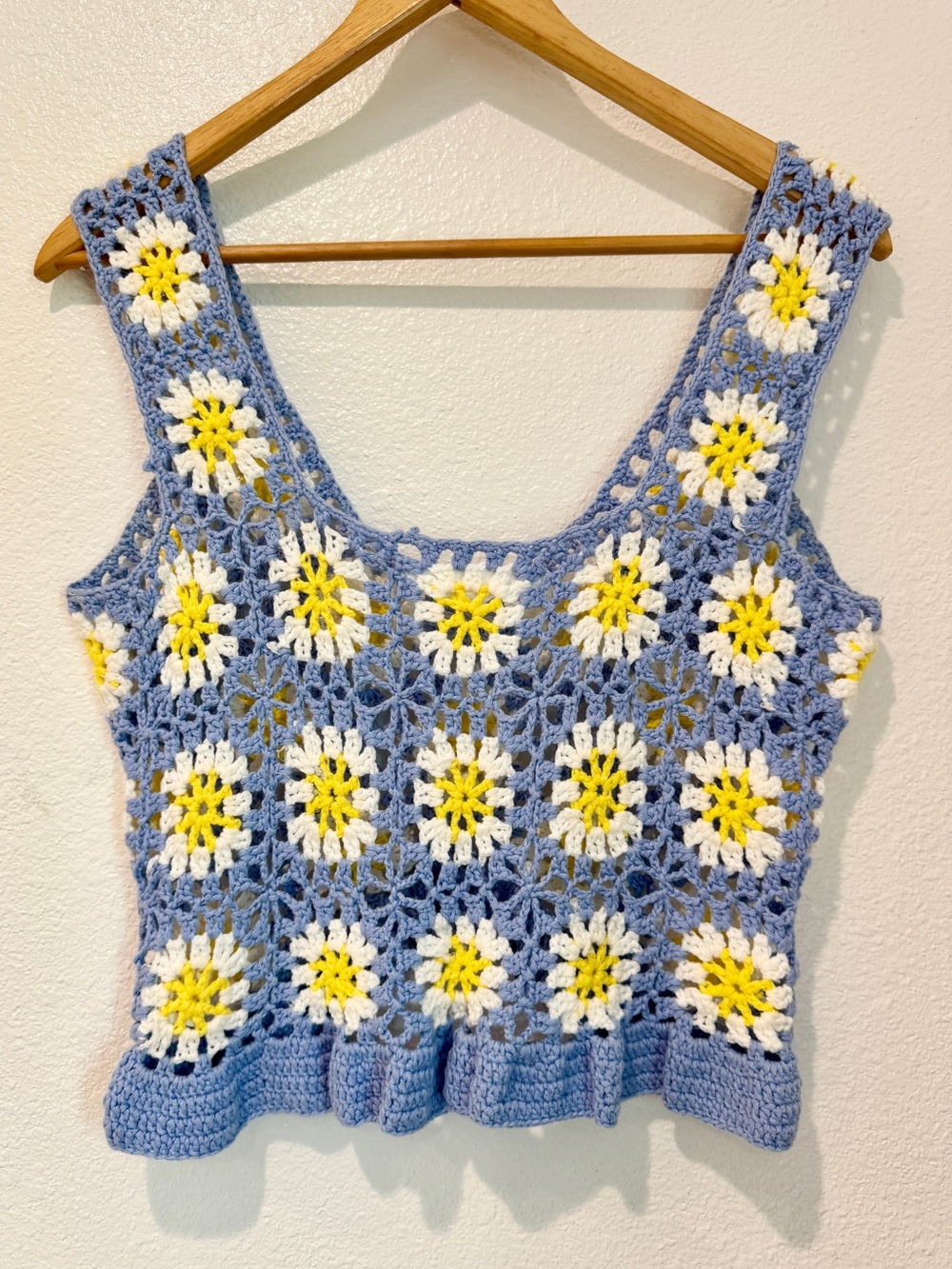 Altar’d State Women’s Blue Crochet Cropped Tank Yellow Daisies Flowers Ruffle S - Picture 4 of 6